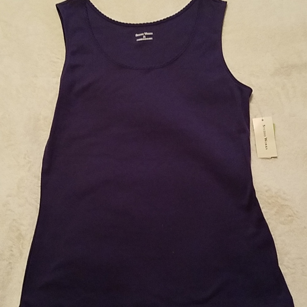 Sz M detailed neck line